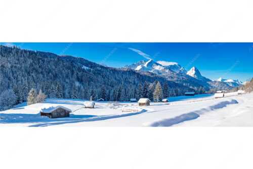 Romantische Winterlandschaft mit Heustadel, viel Schnee und Blick zum Zugspitzmassiv - Zeitlos - Seitenverhältnis 3:1 - Werdenfelser Winterlandschaft mit Zugspitze - weitere Infos unter https://www.kriner-weiermann.de