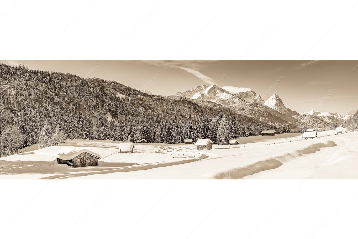 Romantische Winterlandschaft mit Heustadel, viel Schnee und Blick zum Zugspitzmassiv