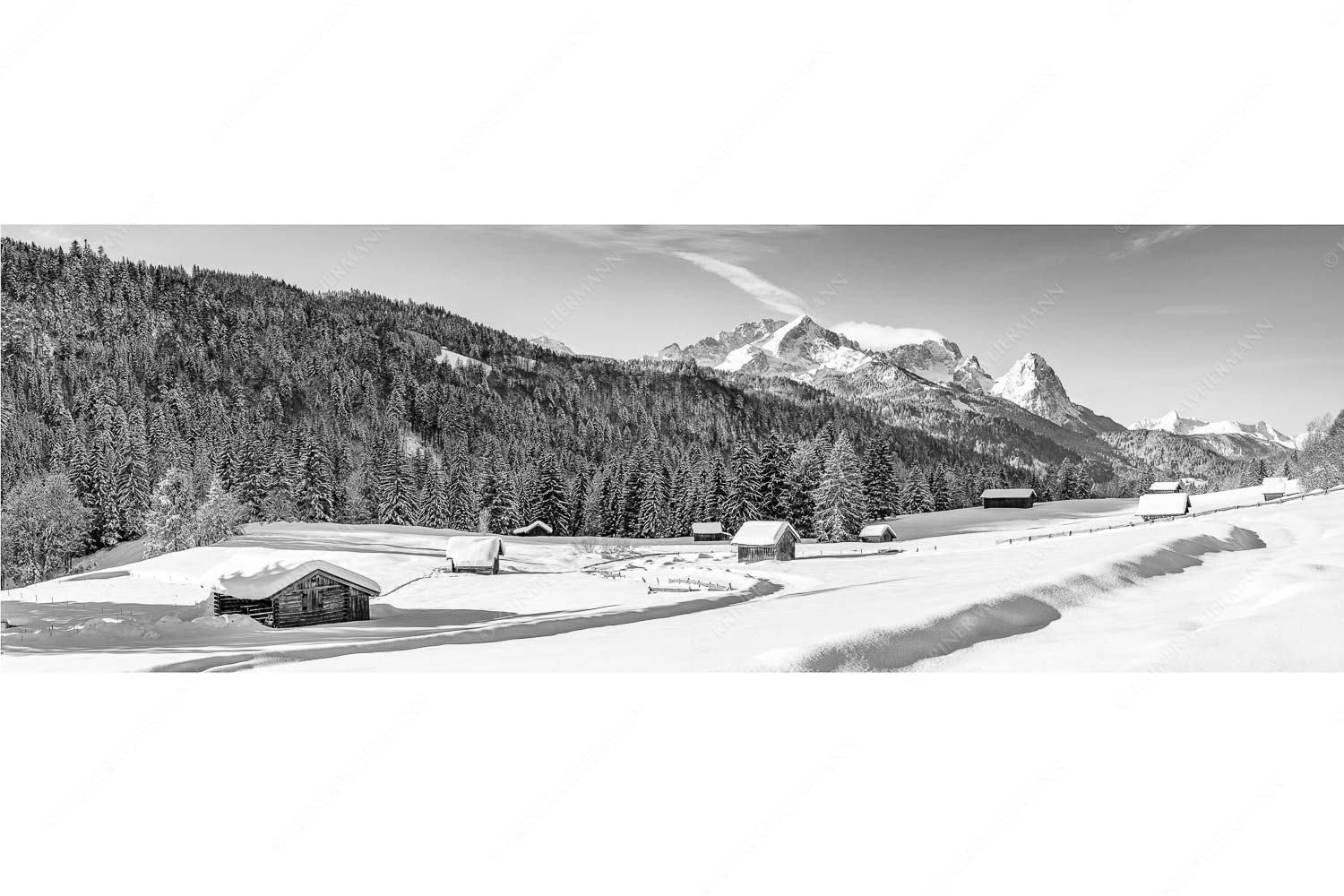 Zeitlos – Seitenverhältnis 3:1 — Werdenfelser Winterlandschaft mit Zugspitze Romantische Winterlandschaft mit Heustadel, viel Schnee und Blick zum Zugspitzmassiv