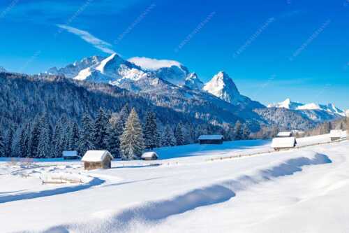 Romantische Winterlandschaft mit Heustadel, viel Schnee und Blick zum Zugspitzmassiv - Zeitlos - Seitenverhältnis 3:2 - Werdenfelser Winterlandschaft mit Zugspitze - weitere Infos unter https://www.kriner-weiermann.de