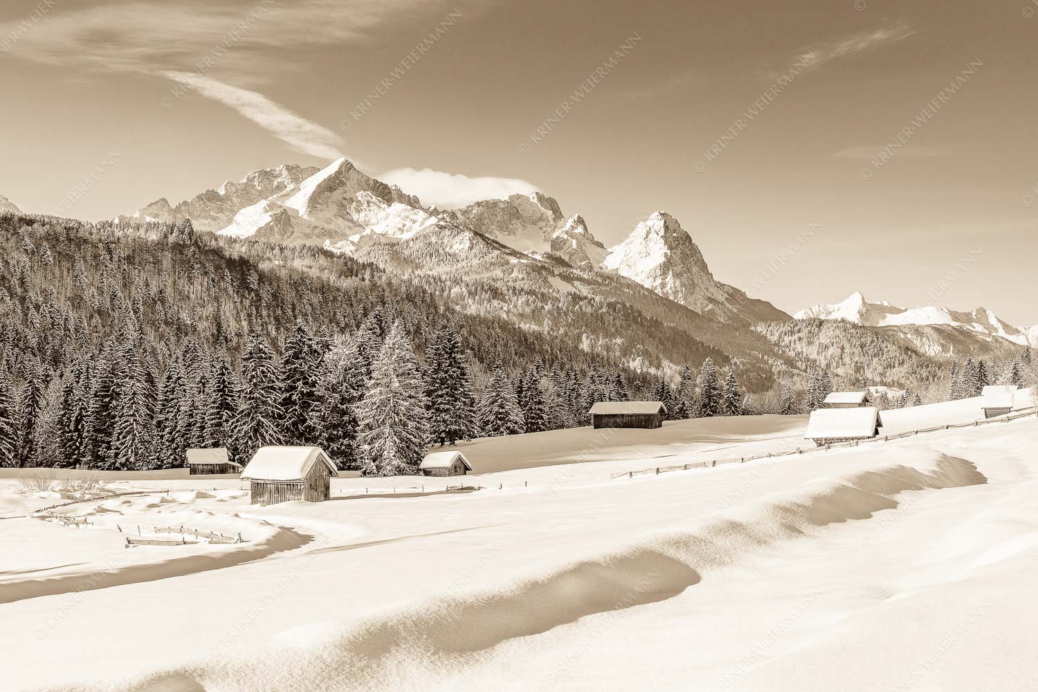 Zeitlos – Seitenverhältnis 3:2 — Werdenfelser Winterlandschaft mit Zugspitze Romantische Winterlandschaft mit Heustadel, viel Schnee und Blick zum Zugspitzmassiv
