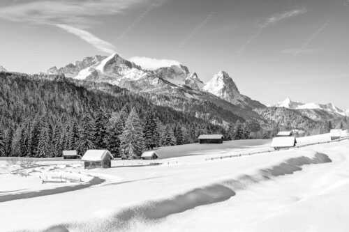 Romantische Winterlandschaft mit Heustadel, viel Schnee und Blick zum Zugspitzmassiv - Zeitlos - Seitenverhältnis 3:2 - Werdenfelser Winterlandschaft mit Zugspitze - weitere Infos unter https://www.kriner-weiermann.de
