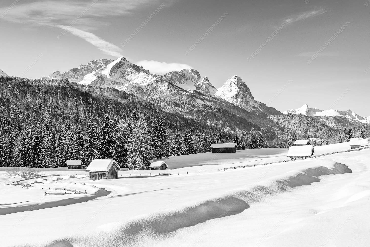 Romantische Winterlandschaft mit Heustadel, viel Schnee und Blick zum Zugspitzmassiv