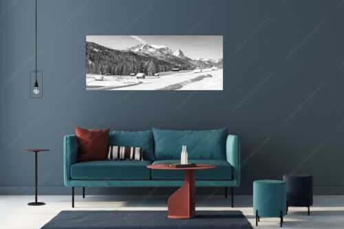 Romantische Winterlandschaft mit Heustadel, viel Schnee und Blick zum Zugspitzmassiv - Zeitlos - Größe ca. 175x70cm, Seitenverhältnis 2,5:1 - Werdenfelser Winterlandschaft mit Zugspitze - weitere Infos unter https://www.kriner-weiermann.de
