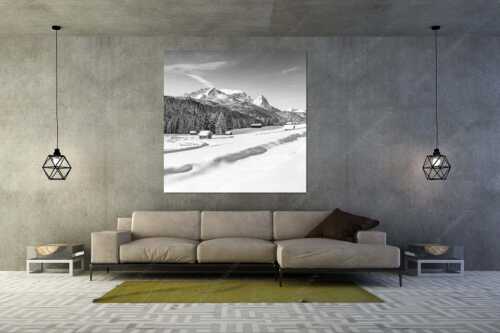 Romantische Winterlandschaft mit Heustadel, viel Schnee und Blick zum Zugspitzmassiv - Zeitlos - Größe ca. 160x160cm, Seitenverhältnis 1:1 - Werdenfelser Winterlandschaft mit Zugspitze - weitere Infos unter https://www.kriner-weiermann.de