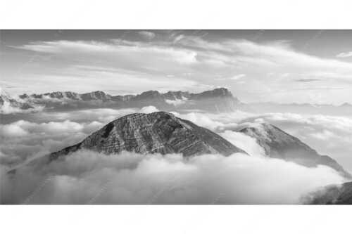 Blick vom Estergebirge ins Wettersteingebirge mit Zugspitze - Zufriedenheit - Seitenverhältnis 2:1 - Wetterstein Panorama - weitere Infos unter https://www.kriner-weiermann.de