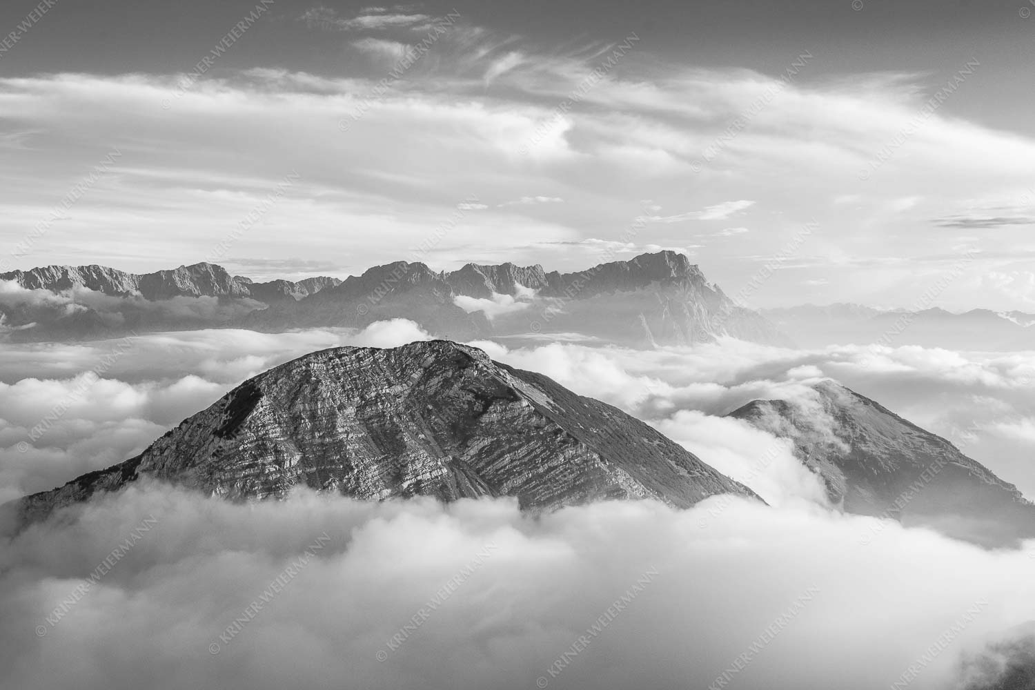 Blick vom Estergebirge ins Wettersteingebirge mit Zugspitze - Zufriedenheit - Seitenverhältnis 3:2 - Wetterstein Panorama - weitere Infos unter https://www.kriner-weiermann.de