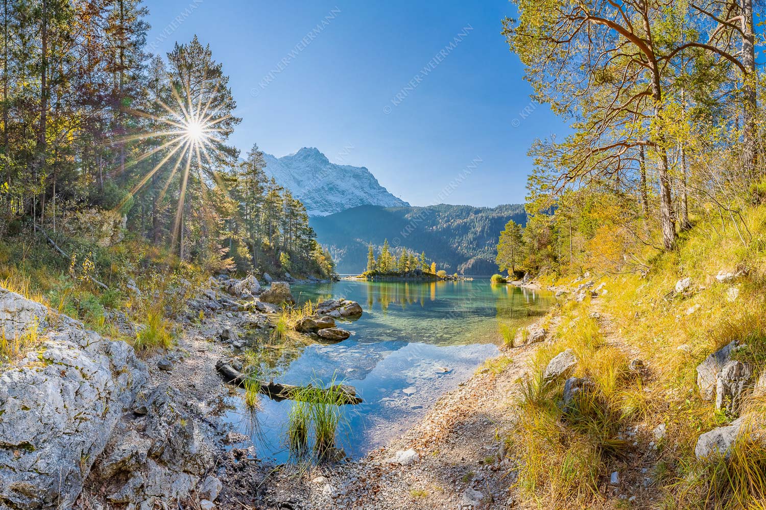Zugspitzstern – Seitenverhältnis 3:2 — Eibsee mit Zugspitze Blick über Eibsee zur aufgehenden Sonne an der Zugspitze - Zugspitzstern - Seitenverhältnis 3:2 - Eibsee mit Zugspitze - weitere Infos unter https://www.kriner-weiermann.de