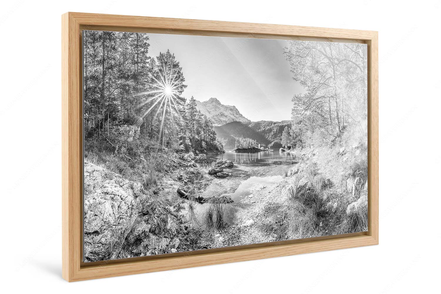 Zugspitzstern – Foto im Schattenfugen-Rahmen — Eibsee mit Zugspitze Blick über Eibsee zur aufgehenden Sonne an der Zugspitze - Zugspitzstern - Foto im Schattenfugen-Rahmen - Eibsee mit Zugspitze - weitere Infos unter https://www.kriner-weiermann.de