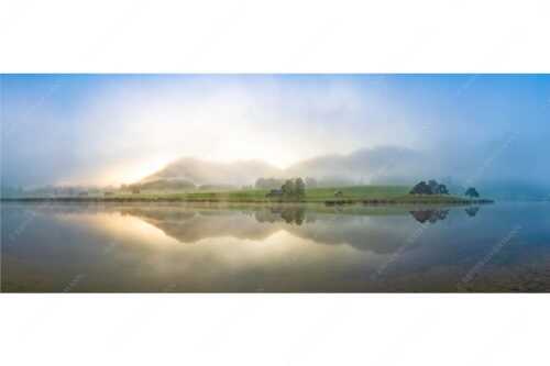 Einzigartige Morgenstimmung mit Licht und Nebel am Schmalensee bei Sonnenaufgang - Zwielicht - Seitenverhältnis 2,5:1 - Schmalensee mit Soierngebirge - weitere Infos unter https://www.kriner-weiermann.de