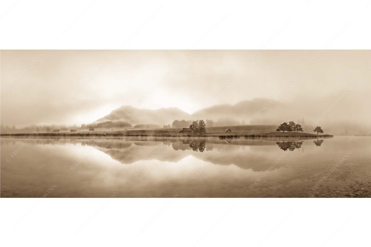 Zwielicht – Seitenverhältnis 2,5:1 — Schmalensee mit Soierngebirge Einzigartige Morgenstimmung mit Licht und Nebel am Schmalensee bei Sonnenaufgang