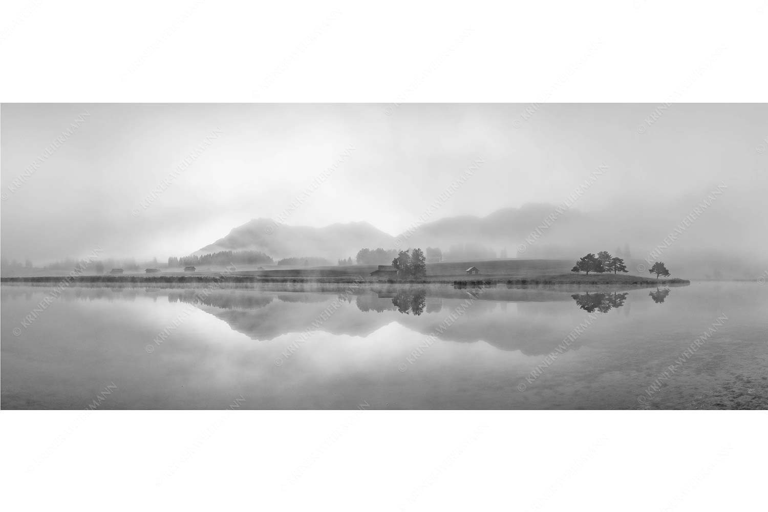 Zwielicht – Seitenverhältnis 2,5:1 — Schmalensee mit Soierngebirge Einzigartige Morgenstimmung mit Licht und Nebel am Schmalensee bei Sonnenaufgang