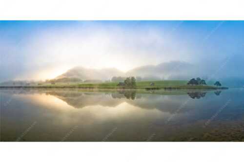 Einzigartige Morgenstimmung mit Licht und Nebel am Schmalensee bei Sonnenaufgang - Zwielicht - Seitenverhältnis 2:1 - Schmalensee mit Soierngebirge - weitere Infos unter https://www.kriner-weiermann.de