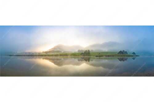 Einzigartige Morgenstimmung mit Licht und Nebel am Schmalensee bei Sonnenaufgang - Zwielicht - Seitenverhältnis 3:1 - Schmalensee mit Soierngebirge - weitere Infos unter https://www.kriner-weiermann.de