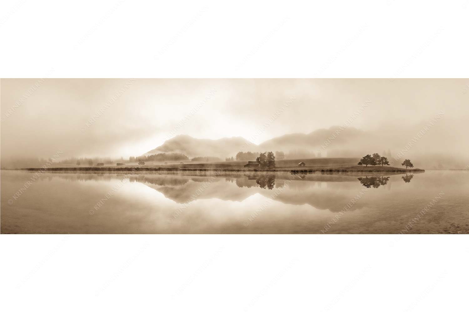 Einzigartige Morgenstimmung mit Licht und Nebel am Schmalensee bei Sonnenaufgang