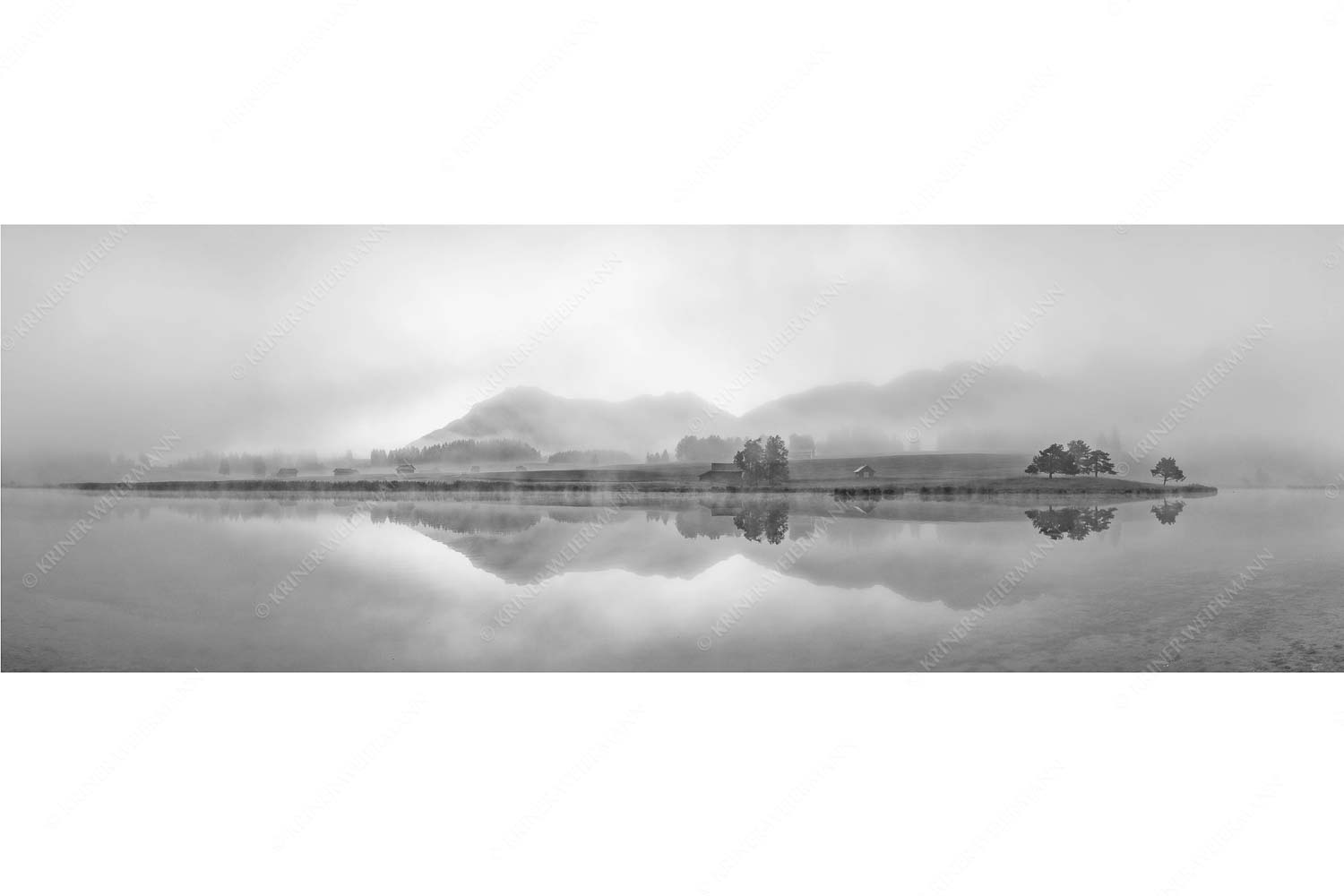 Zwielicht – Seitenverhältnis 3:1 — Schmalensee mit Soierngebirge Einzigartige Morgenstimmung mit Licht und Nebel am Schmalensee bei Sonnenaufgang
