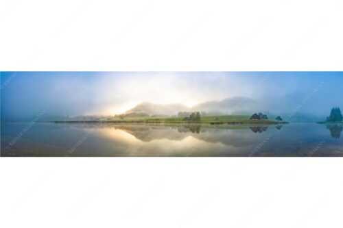 Einzigartige Morgenstimmung mit Licht und Nebel am Schmalensee bei Sonnenaufgang - Zwielicht - Seitenverhältnis 4:1 - Schmalensee mit Soierngebirge - weitere Infos unter https://www.kriner-weiermann.de