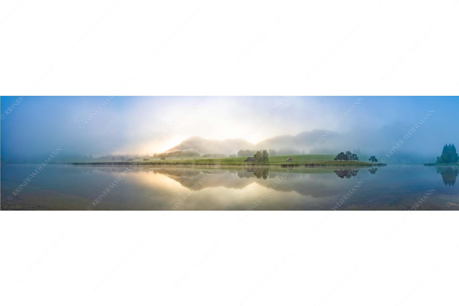Zwielicht – Seitenverhältnis 4:1 — Schmalensee mit Soierngebirge Einzigartige Morgenstimmung mit Licht und Nebel am Schmalensee bei Sonnenaufgang
