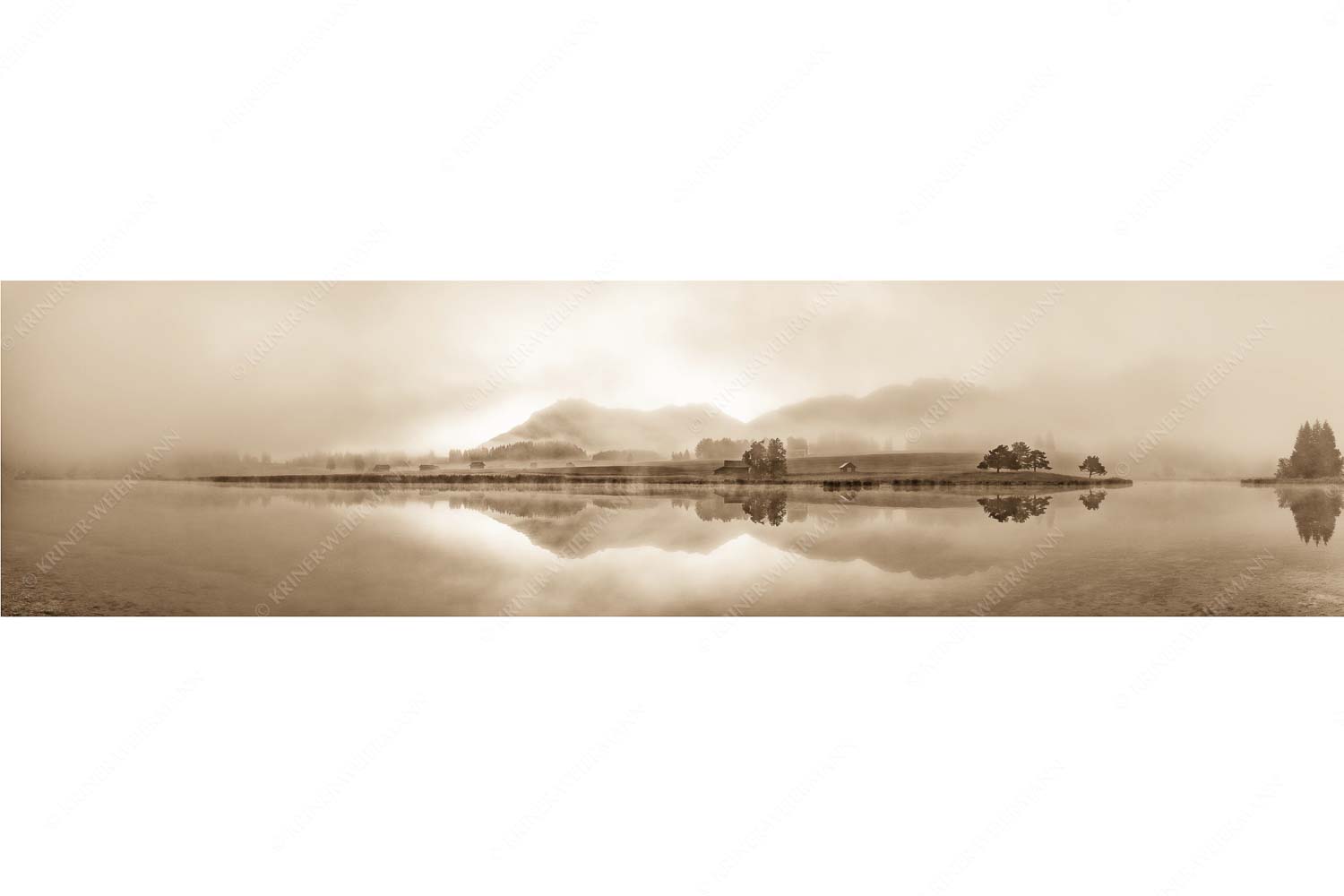 Zwielicht – Seitenverhältnis 4:1 — Schmalensee mit Soierngebirge Einzigartige Morgenstimmung mit Licht und Nebel am Schmalensee bei Sonnenaufgang