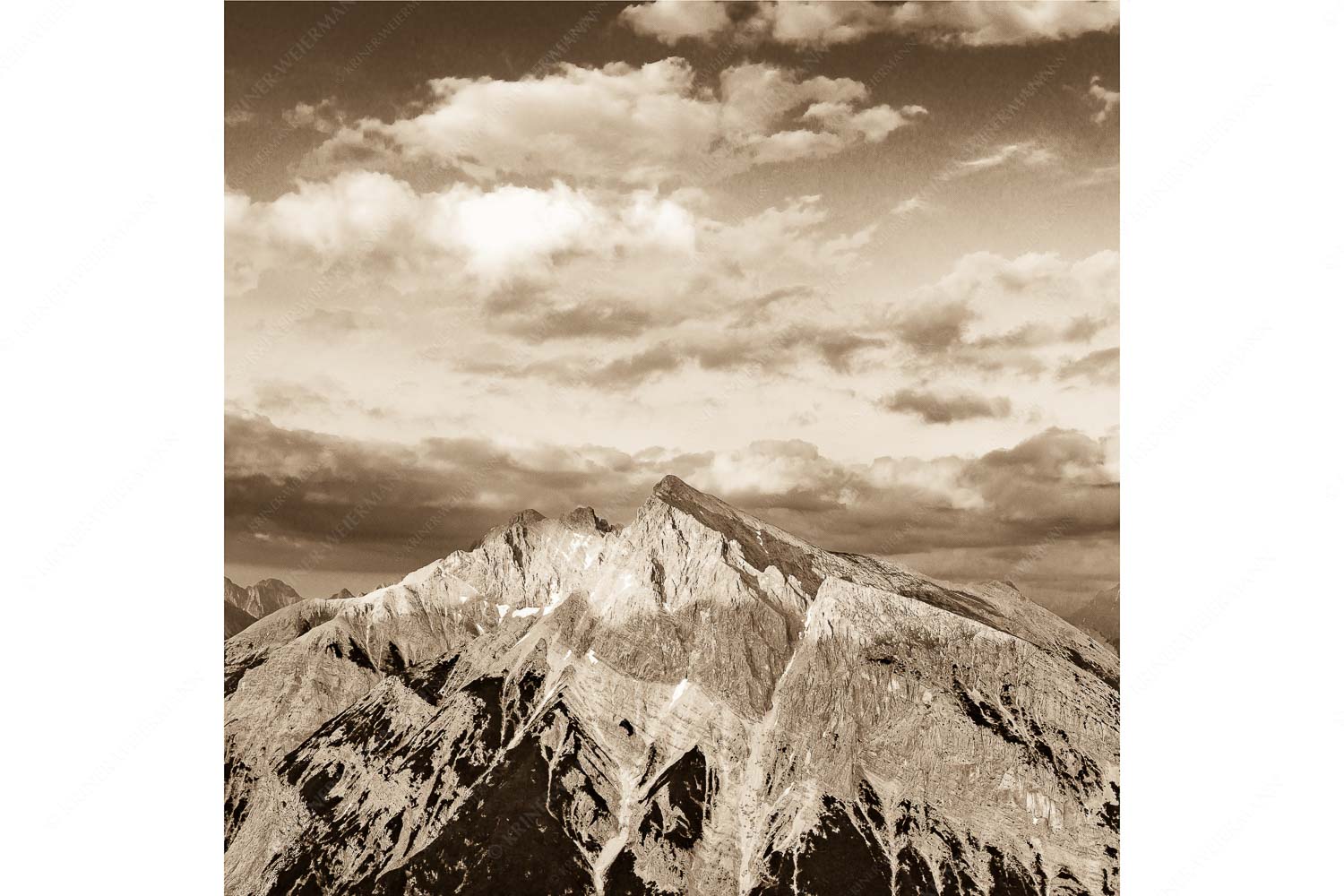 Blick über das Karwendeltal zur Pleisenspitze im Karwendelgebirge