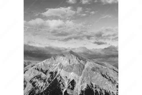 Blick über das Karwendeltal zur Pleisenspitze im Karwendelgebirge - Zwischen den Tälern - Seitenverhältnis 1:1 - Pleisenspitze im Karwendel - weitere Infos unter https://www.kriner-weiermann.de