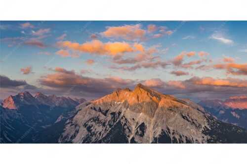 Blick über das Karwendeltal zur Pleisenspitze im Karwendelgebirge - Zwischen den Tälern - Seitenverhältnis 2:1 - Pleisenspitze im Karwendel - weitere Infos unter https://www.kriner-weiermann.de