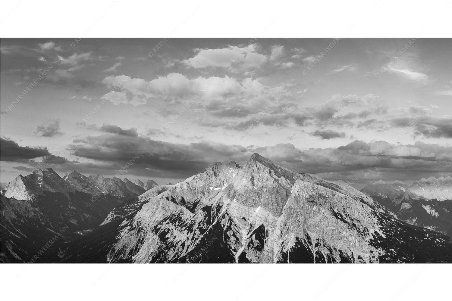 Zwischen den Tälern – Seitenverhältnis 2:1 — Pleisenspitze im Karwendel Blick über das Karwendeltal zur Pleisenspitze im Karwendelgebirge