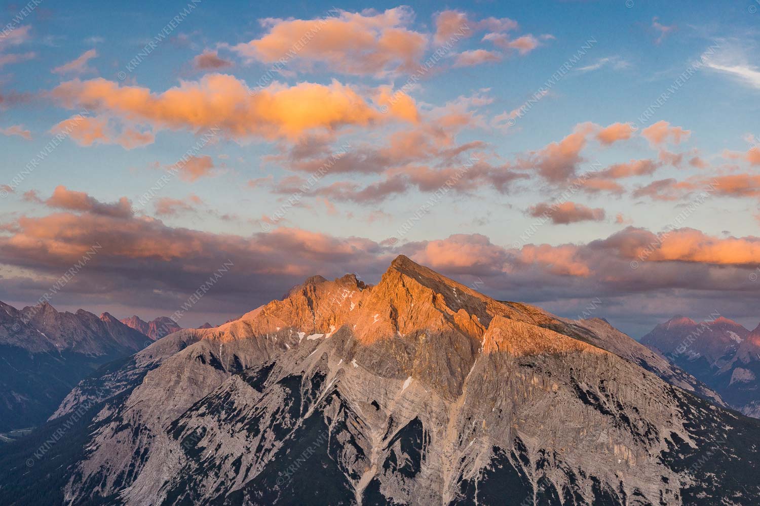 Zwischen den Tälern – Seitenverhältnis 3:2 — Pleisenspitze im Karwendel Blick über das Karwendeltal zur Pleisenspitze im Karwendelgebirge