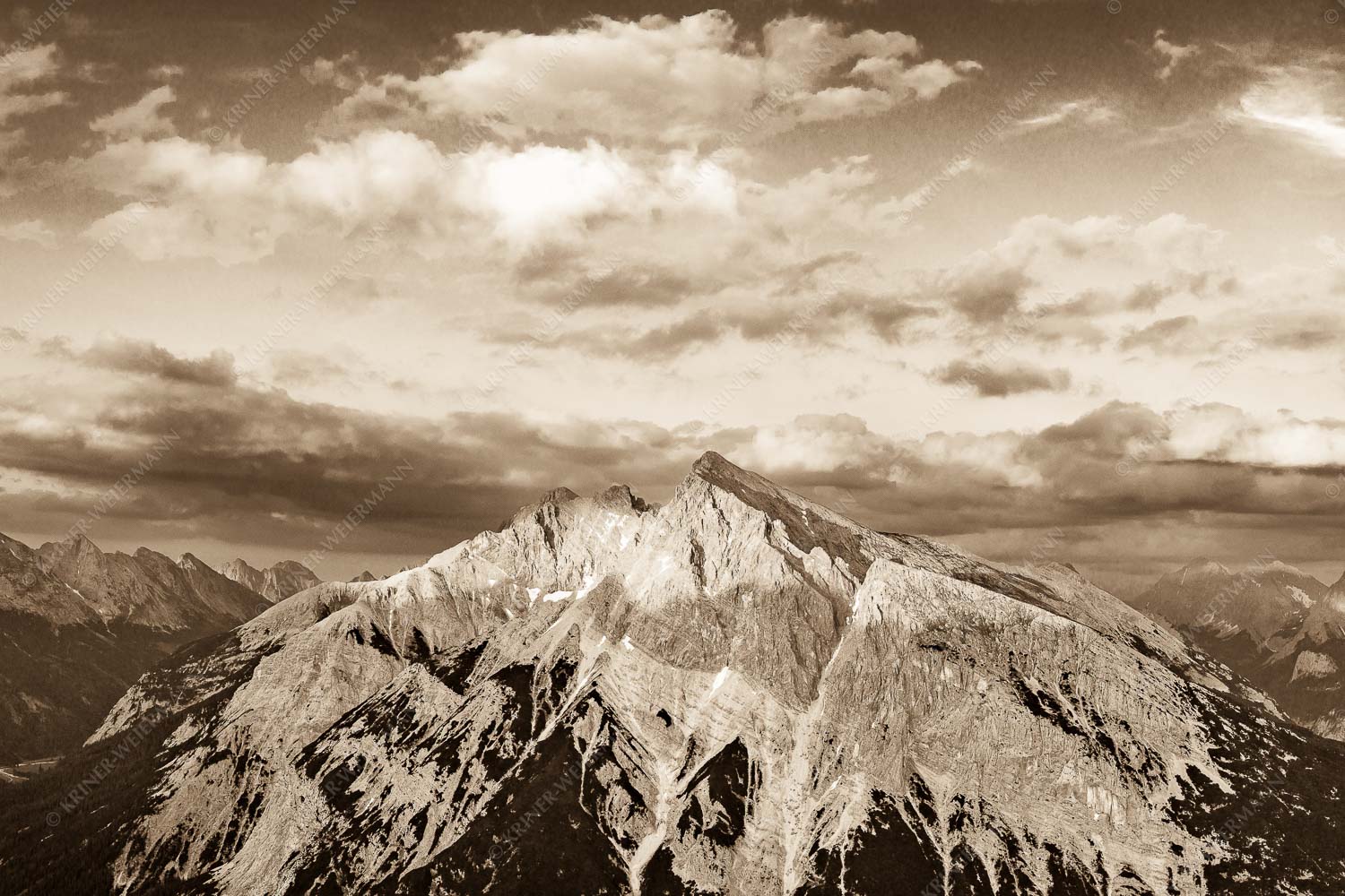 Zwischen den Tälern – Seitenverhältnis 3:2 — Pleisenspitze im Karwendel Blick über das Karwendeltal zur Pleisenspitze im Karwendelgebirge