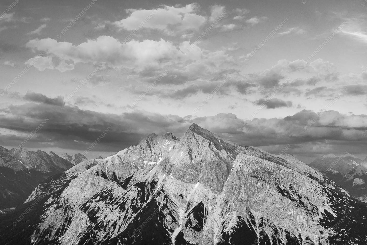 Zwischen den Tälern – Seitenverhältnis 3:2 — Pleisenspitze im Karwendel Blick über das Karwendeltal zur Pleisenspitze im Karwendelgebirge