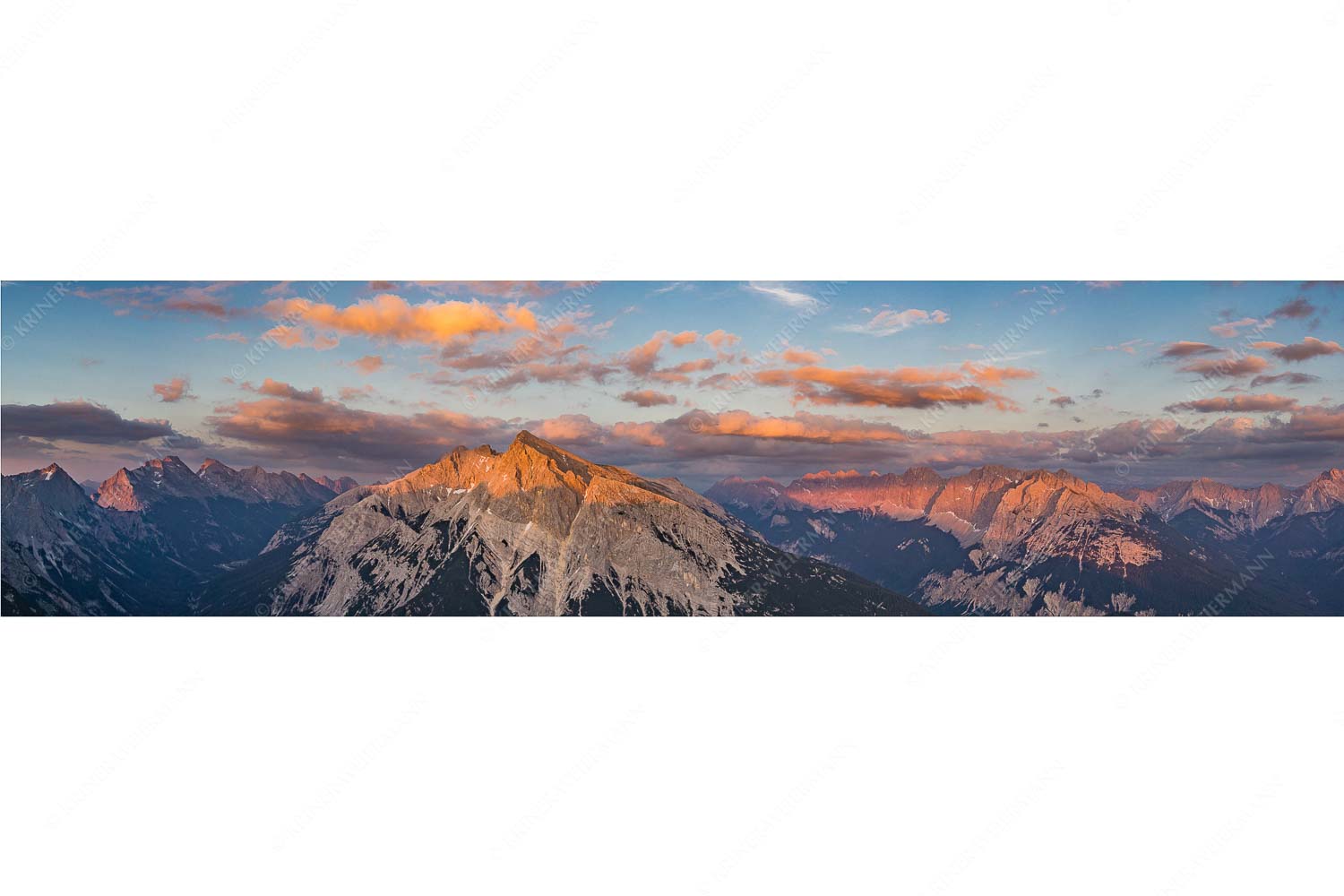 Zwischen den Tälern – Seitenverhältnis 4:1 — Pleisenspitze im Karwendel Blick über das Karwendeltal zur Pleisenspitze im Karwendelgebirge