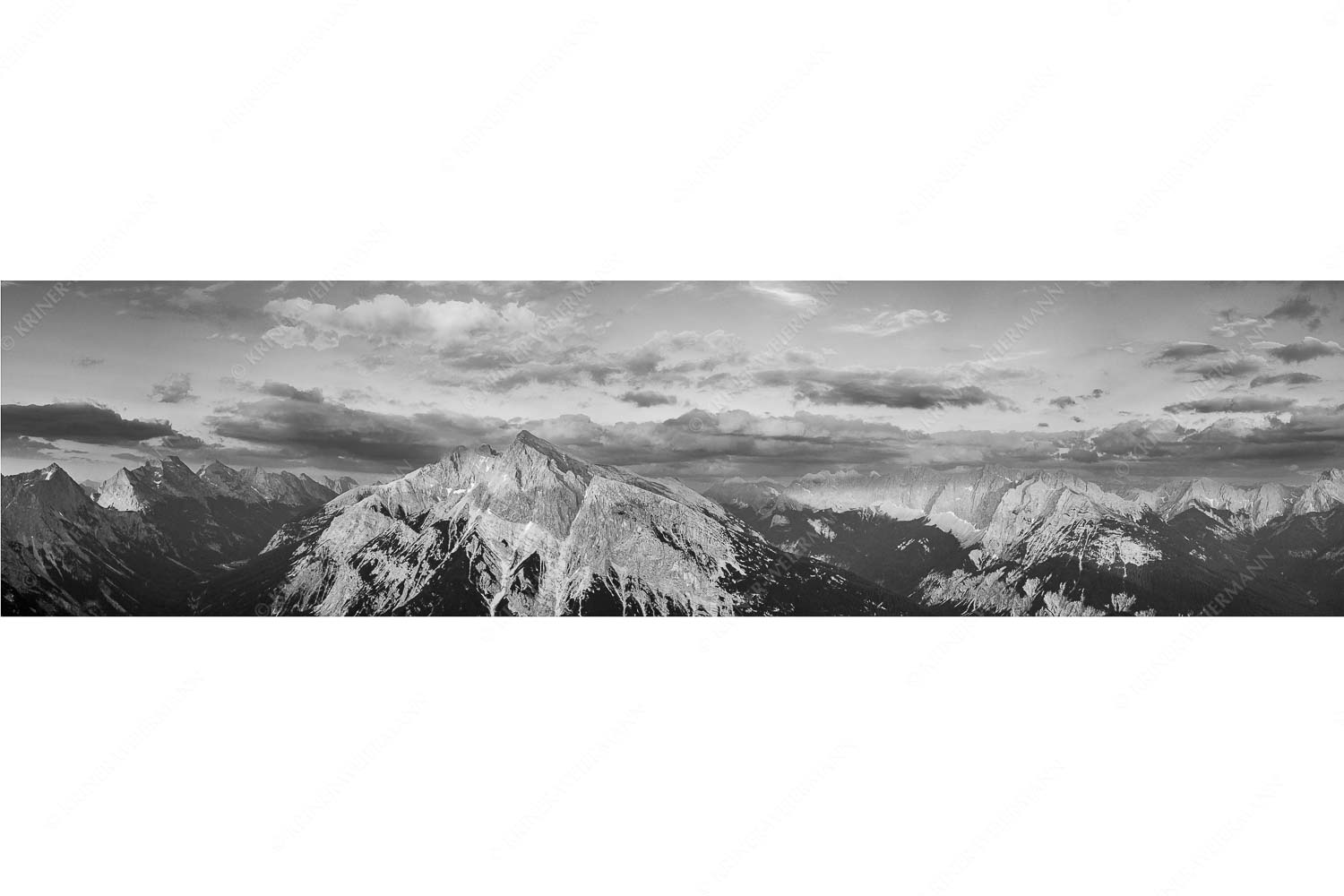 Zwischen den Tälern – Seitenverhältnis 4:1 — Pleisenspitze im Karwendel Blick über das Karwendeltal zur Pleisenspitze im Karwendelgebirge