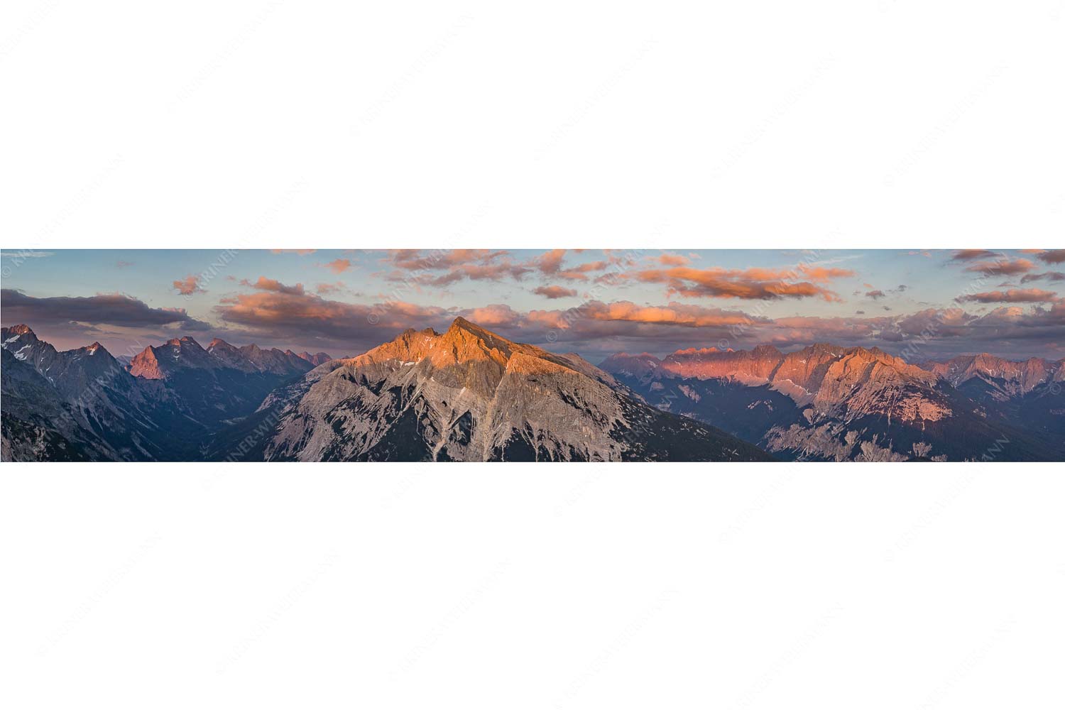 Zwischen den Tälern – Seitenverhältnis 5:1 — Pleisenspitze im Karwendel Blick über das Karwendeltal zur Pleisenspitze im Karwendelgebirge