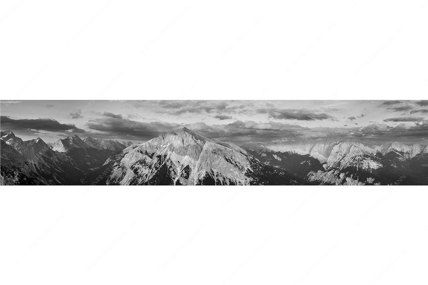 Zwischen den Tälern – Seitenverhältnis 5:1 — Pleisenspitze im Karwendel Blick über das Karwendeltal zur Pleisenspitze im Karwendelgebirge