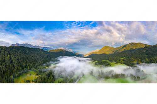 Erstes Licht am Wank und Wetterstein - Zwischen Esterberg und Wetterstein - Seitenverhältnis 2,5:1 - Wank und Zugspitzmassiv - weitere Infos unter https://www.kriner-weiermann.de