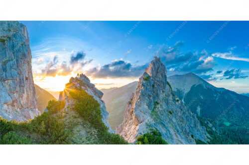 Blick aus dem Karwendel in den Sonnenuntergang und zur Soiernspitze - Zwischengipfel - Seitenverhältnis 2:1 - Bergsteiger im Karwendel - weitere Infos unter https://www.kriner-weiermann.de