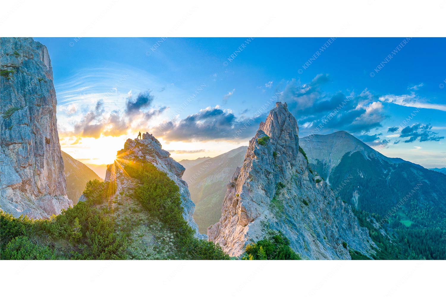 Zwischengipfel – Seitenverhältnis 2:1 — Bergsteiger im Karwendel Blick aus dem Karwendel in den Sonnenuntergang und zur Soiernspitze