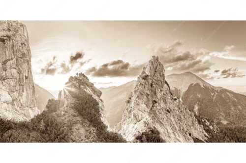 Blick aus dem Karwendel in den Sonnenuntergang und zur Soiernspitze - Zwischengipfel - Seitenverhältnis 2:1 - Bergsteiger im Karwendel - weitere Infos unter https://www.kriner-weiermann.de