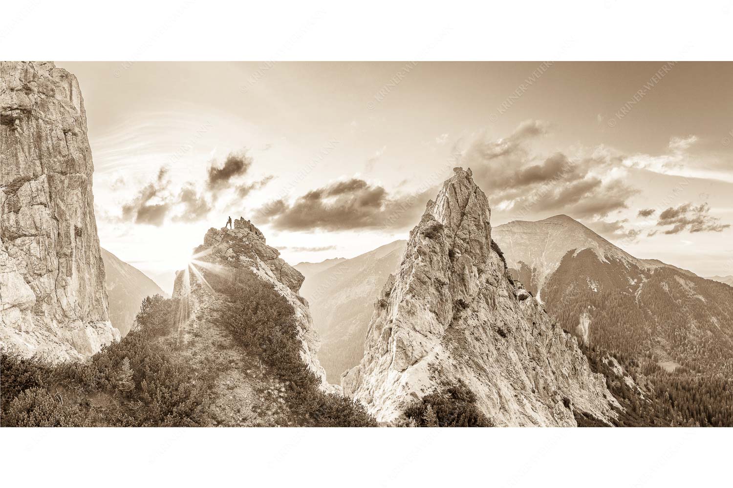Zwischengipfel – Seitenverhältnis 2:1 — Bergsteiger im Karwendel Blick aus dem Karwendel in den Sonnenuntergang und zur Soiernspitze