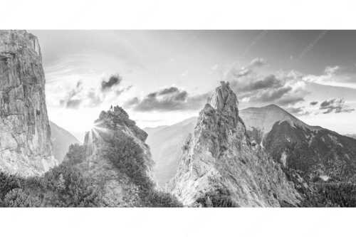 Blick aus dem Karwendel in den Sonnenuntergang und zur Soiernspitze - Zwischengipfel - Seitenverhältnis 2:1 - Bergsteiger im Karwendel - weitere Infos unter https://www.kriner-weiermann.de