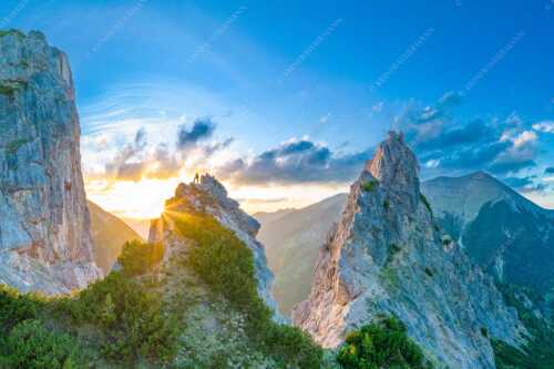 Blick aus dem Karwendel in den Sonnenuntergang und zur Soiernspitze - Zwischengipfel - Seitenverhältnis 3:2 - Bergsteiger im Karwendel - weitere Infos unter https://www.kriner-weiermann.de