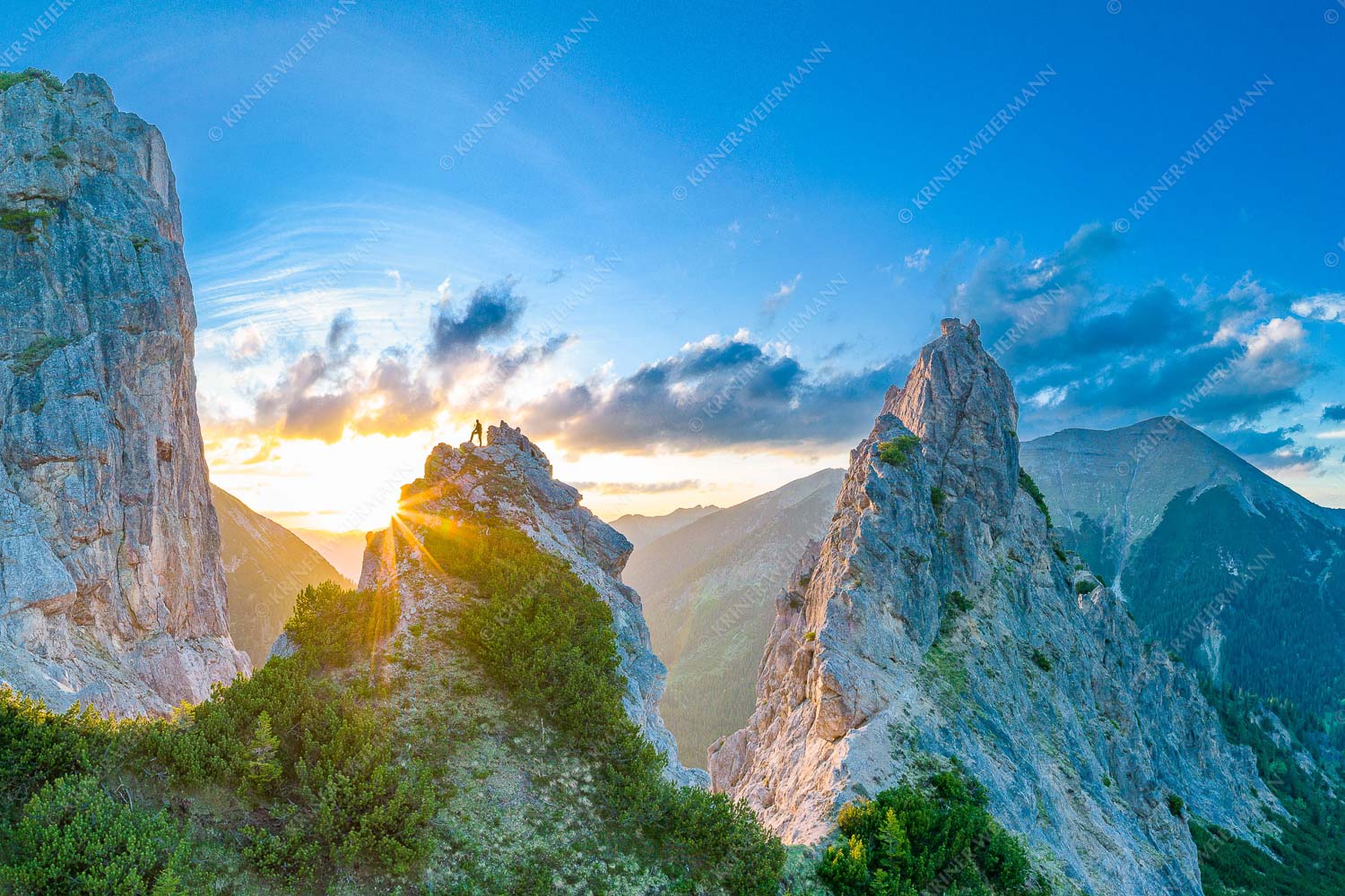 Zwischengipfel – Seitenverhältnis 3:2 — Bergsteiger im Karwendel Blick aus dem Karwendel in den Sonnenuntergang und zur Soiernspitze