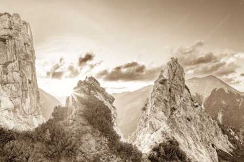 Blick aus dem Karwendel in den Sonnenuntergang und zur Soiernspitze - Zwischengipfel - Seitenverhältnis 3:2 - Bergsteiger im Karwendel - weitere Infos unter https://www.kriner-weiermann.de
