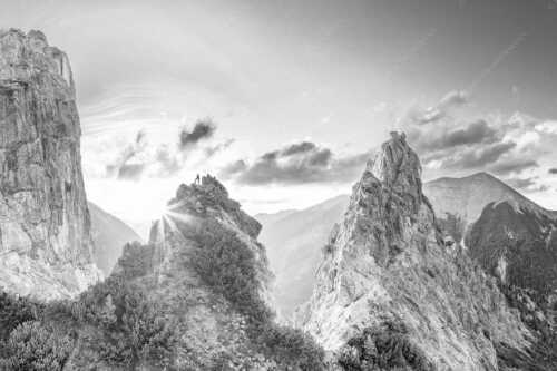 Blick aus dem Karwendel in den Sonnenuntergang und zur Soiernspitze - Zwischengipfel - Seitenverhältnis 3:2 - Bergsteiger im Karwendel - weitere Infos unter https://www.kriner-weiermann.de