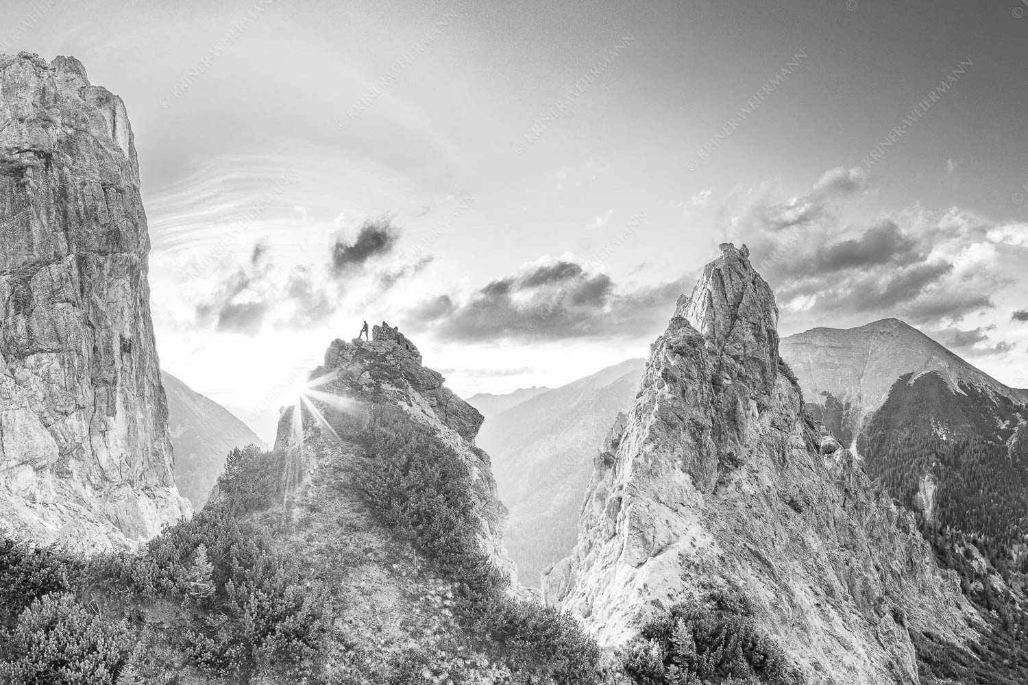 Zwischengipfel – Seitenverhältnis 3:2 — Bergsteiger im Karwendel Blick aus dem Karwendel in den Sonnenuntergang und zur Soiernspitze