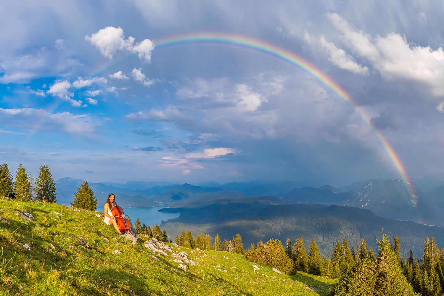 Veronika Kammermeier spielt Cello im Estergebirge - Mountain meets music - Regenbogen