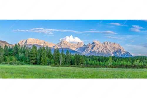Panoramablick auf das Soiern-, Karwendel-, Wetterstein und Estergebirge - Alle im Blick - Seitenverhältnis 2,5:1 - Soiern Karwendel Wetterstein und Estergebirge - weitere Infos unter https://www.kriner-weiermann.de