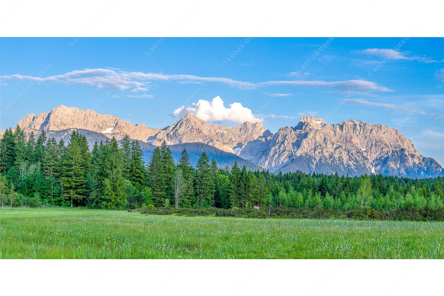 Panoramablick auf das Soiern-, Karwendel-, Wetterstein und Estergebirge