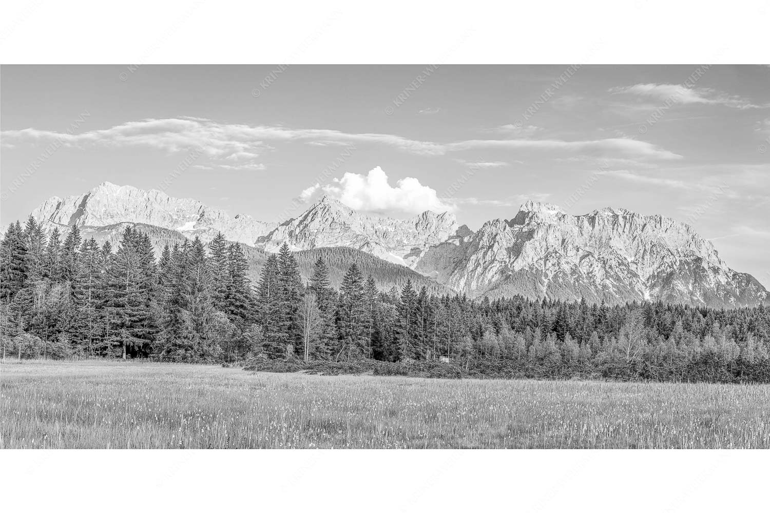Panoramablick auf das Soiern-, Karwendel-, Wetterstein und Estergebirge