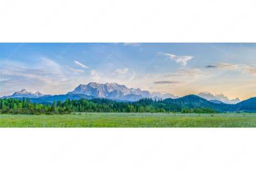 Panoramablick auf das Soiern-, Karwendel-, Wetterstein und Estergebirge - Alle im Blick - Seitenverhältnis 3:1 - Soiern Karwendel Wetterstein und Estergebirge - weitere Infos unter https://www.kriner-weiermann.de